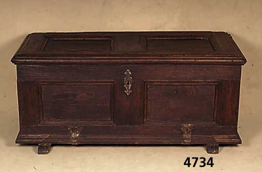 Truhe, sÜddeutsch/wohl Pfalz, um 1820, Eiche massiv, Inlets Weichholz, auf Rahmen gearbeitet, original Schloß, SchlÜsselschild sekundÄr, mit ...