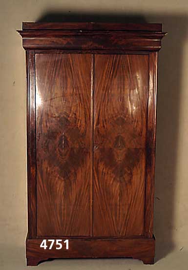 Kleiderschrank, Elsaß/Lothringen, um 1860, Korpus Weichholz, Wurzelnußfurnier doppelt gespiegelt und aufgeklappt, Kopf geschwungen, Aufsatz ...
