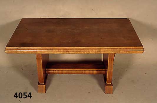 Wangentisch, Frankreich, 40er Jahre, spÄtes ArtDeco, Weichholz/Hartholz, kaukasisch Nuß- baum bzw. Wurzelnußfurnier, z.T. gespiegelt, robuste ...