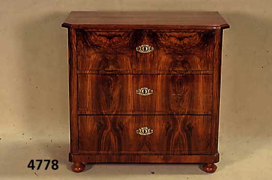 3-schÜbige Kommode, deutsch, um 1850/60, Korpus Weichholz, Wurzelnußfurnier doppelt gespiegelt, sehr schÖnes Furnierbild, Ecken abgeschrÄgt, ...