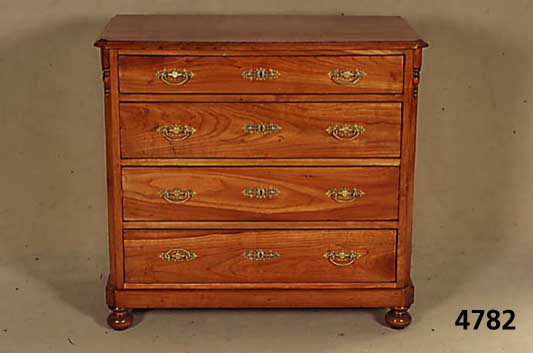 Kommode, deutsch, um 1860/70, Kirschbaum, z.T. massiv, harmonisches Furnierbild, sehr lebhaft, Ecken abgeflacht, Platte passig, sparsam ...