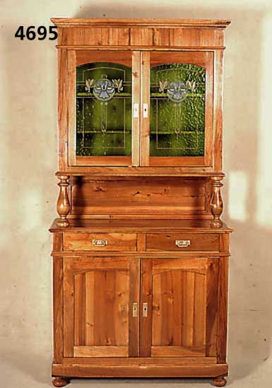 Aufsatzvielzweckschrank, deutsch, um 1900/05, auf Rahmen gearbeitet, Nußbaum massiv, Nußbaumfurnier, BalustersÄulen, original grÜne GlÄser ...