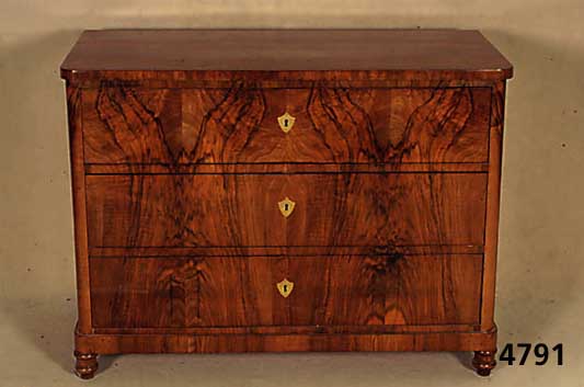 Kommode, sÜddeutsch, um 1830/40, Korpus Weichholz, Wurzelnußfurnier, Front doppelt gespiegelt, durchgehendes Furnierbild, Decke abweichend, ...