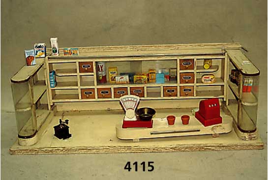 Kinderkaufladen, deutsch, um 1950/55, Weich- holz, lackiert, dies beschÄdigt, teilweise mit original Inhalt, Waage und Registrierkasse, mit vielem ...