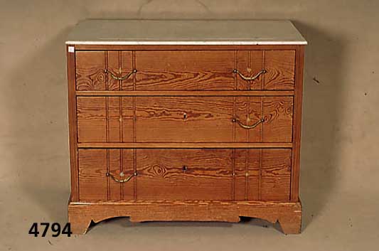 Kommode, deutsch, um 1910, Jugendstil, Weichholz mit sehr ausgeprÄgter Maserung, 3 große SchÜbe, zwei Beschlagsgriffe als Fehl- teile, ...