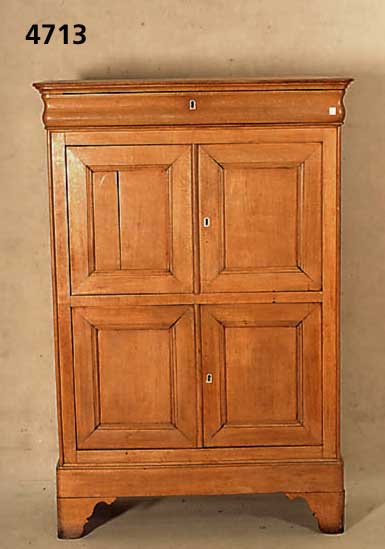 Vertiko, deutsch, um 1890, Kirschbaum massiv , eine Kopfschublade in geschwungener Form, wohnliches MÖbel in gutem Zustand, zwei SchlÖsser und ...