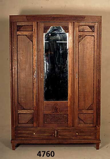 Kleiderschrank, Frankreich, um 1920, ArtDeco , Eiche natur, 3-tÜrig, mit facettiertem Spiegel, aufgelegte Schnitzerei, Gebrauchs- spuren, ca. ...