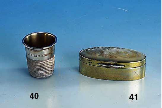 Deckeldose mit Perlmutteinlage, Silber vergol- det, London um 1908, ovale Form, Perlmuttdeckel mit umlaufendem asymetr. Schmuckband mit ...