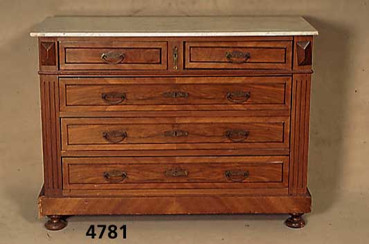 Kommode, deutsch, um 1900, Nußbaum massiv, Nußbaumfurnier, 5 SchÜbe (3 große, 2 kleine), weiße Marmorplatte, original BeschlÄge, seit- lich ...
