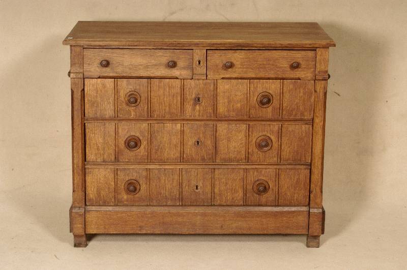 Kommode, deutsch, um 1910, Eiche massiv, Eichefurnier, 5 SchÜbe, profiliertes Dekor, Deckplatte erneuert, Griffe rundlich abgesetzt , ca. ...