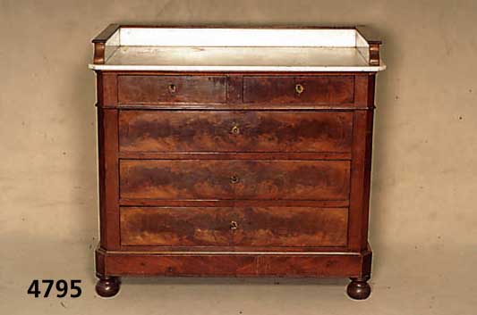 Kommode, deutsch, um 1900, Nußbaumfurnier, 5 SchÜbe, Marmoreinsatz als Deckplatte, Be- schlÄge fehlen, ca. 94x100x53 cm