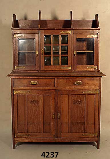 Aufsatzschrank, deutsch, um 1910, Jugendstil , Weichholz, Eiche massiv, dezente florale Schnitzerei, Oberteil mit 2 facettierten Vitrinen, ...