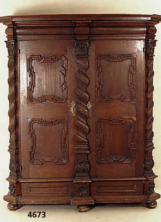Spaltschrank, deutsch/Franken, um 1730, Eiche und Fichte gebeizt, zweitÜriger Korpus mit verkrÖpften Seiten, gedrÜckte KugelfÜße, schmale ...