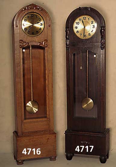 Standuhr, deutsch, um 1900/15, Weichholz und Eiche massiv, Eichefurnier, sparsame Schnitz- erei, facettiertes Glas, zweigewichtig, Schlag auf ...