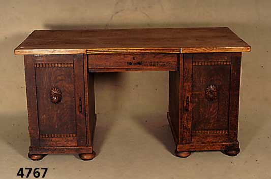 Schreibtisch, deutsch, um 1920, Eiche massiv , Eichefurnier, Weichholz, auf Rahmen gearbei- tet, dezente aufgelegte Schnitzerei, Profil- leisten, ...