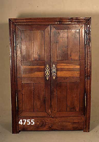 Schrank, Frankreich/Bretagne, um 1780, Eiche gebeizt und gewachst, gedrungener rechtecki- ger Korpus in typischer Rahmenkonstruktion, auf stabilen ...