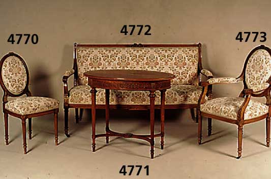 Sitzbank, Frankreich, um 1900, nach dem Vor- bild von 1760/70, klassizistisch, Nußbaum mas- siv, gerieft und geschnitzt, Schuppen- bzw. ...