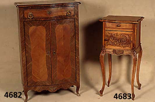 PfeilerschrÄnkchen, Frankreich, um 1890/1900, Rokokostil, Nußbaum massiv, Weichholz, allseitig geschwungen, Akanthusblattverzierung , gerieft, ...
