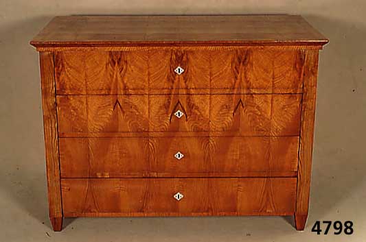 Kommode, wohl deutsch, um 1860, Esche massiv , Eschefurnier, die mit gespiegeltem Furnier gearbeitete Platte ist von Bandintarsien und einem ...