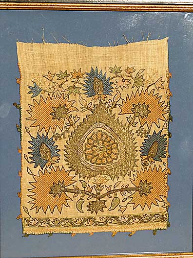 Osmanische Stickerei, um 1820, ca. 42 x 36 cm(mit Rahmen), SchÄtzwert: 1200.- EURO, EHZ: 3, fragment