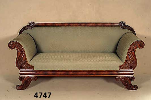 Sofa, deutsch, um 1840, Korpus Weichholz, Mahagoni massiv, Mahagonifurnier, schÖne gradlinige Form, auf den Armlehnen aufgesetzte Schnitzereien, ...