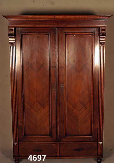 Schrank, deutsch, um 1880, GrÜnderzeit, Korpus Weichholz, Nußbaumfurnier, teilweise gespiegelt, auf Rahmen gearbeitet, seitlich gerillt, ...
