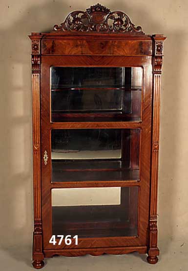 Vitrine, mitteldeutsch, um 1850, Korpus Weichholz, Nußbaumfurnier, z.T. Wurzelnuß ge- spiegelt, Lisenen und Veluten aus dem Voll- holz, ...