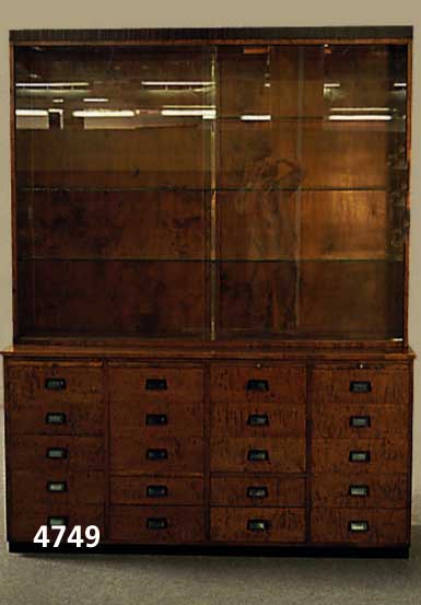 Laden- bzw. Sammlerschrank, deutsch, um 1920, Birkefurnier, teilweise auf Vollholz ge- arbeitet, obere Abschlußkante Makasarfurnier, 2 ...