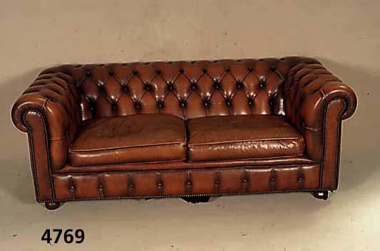 2-sitzer Chesterfield-Sofa, wohl England, 50er /60er Jahre, rÖtlich braunes Leder, lose Kissen, RÜcken und Seiten genoppt und geheftet , ...