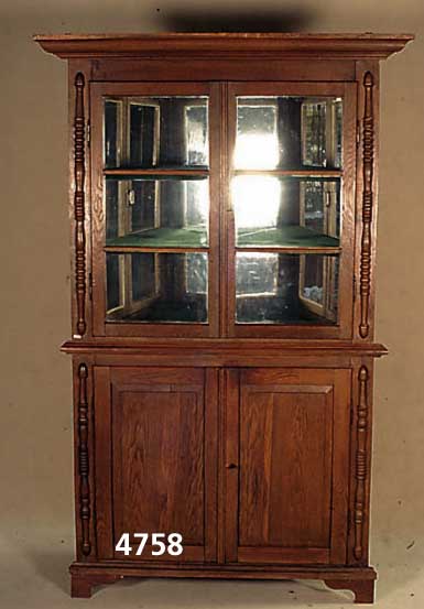 Eckschrank, deutsch, um 1840/50, Eiche mas- siv, RÜckseite Tanne, 4-fach getreppte Giebel- leiste, vorgesetzte HalbsÄulen, obere Glas- tÜren ...