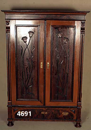 Schrank, deutsch, um 1900, Jugendstil, Korpus Weichholz, mit original Bierfarbe in Holzmaserung gestrichen, Kopfleiste mehrfach geschweift und ...