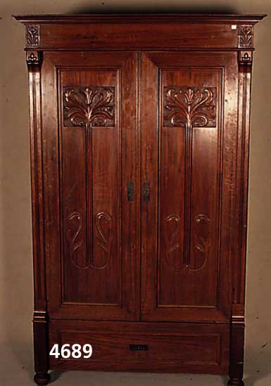 Gaderobenschrank, deutsch, um 1900, Korpus Weichholz, Nußbaumfurnier, auf Rahmen gearbei- tet, Inlets mit Flachschnitzereien, Lisenen gerieft, ...