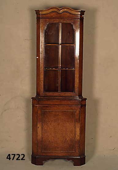 Eckschrank, nach englischem Vorbild vom 1770 , Korpus Weichholz, Mahagonifurnier ge- spiegelt, auf Rahmen gearbeitet, Oberteil ver- glast und ...