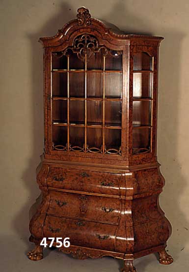 Barockstilvitrine, Holland, um 1920/30, nach altem Vorbild, Korpus Weichholz/Hartholz, Wurzelnußfurnier, z.T. gespiegelt, schÖnes Furnierbild, ...