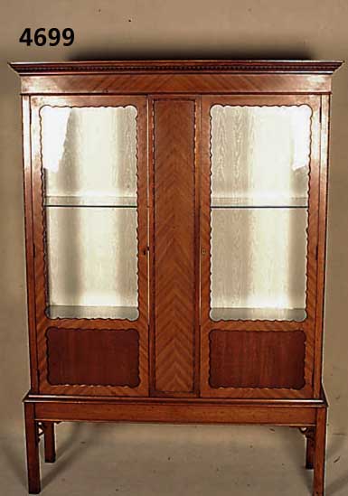 Vitrine, England, 1870, im viktorianischen Stil, Korpus Weichholz, Mahagoni massiv, Mahagonifurnier, sparsame Schnitzereien aus dem Vollholz, bzw. ...