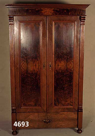 Vielzweckschrank, deutsch, um 1880, Korpus Weichholz, Wurzelnußfurnier gespiegelt, Lise- nen 4-fach gerieft, Velutenabschluß, Drechsel- arbeit, ...