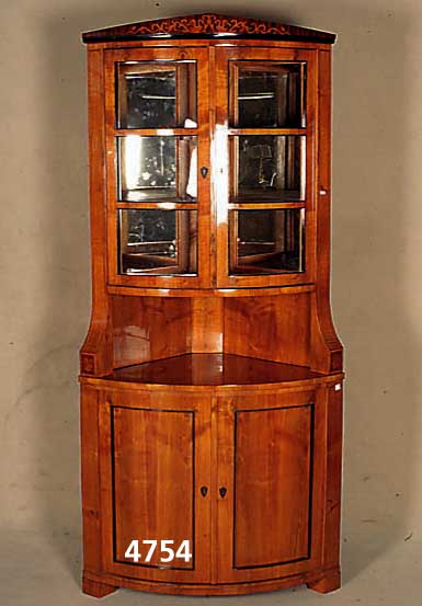 Eckvitrine, im Biedermeierstil, Kirschbaum massiv, nach dem Vorbild von 1820/30, unter Verwendung alter Teile, Oberteil verglast, am oberen ...