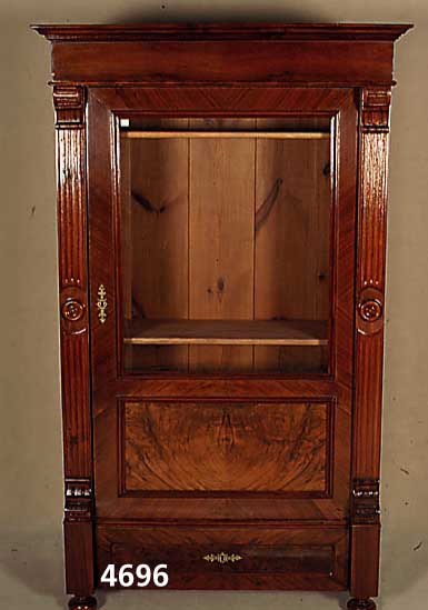 Vitrine, deutsch, um 1880, Korpus Weichholz, Nußbaumfurnier, z.T. Wurzelnuß, auf Rahmen ge- arbeitet, eintÜrig, eine Schublade, Lisenen 4-fach ...