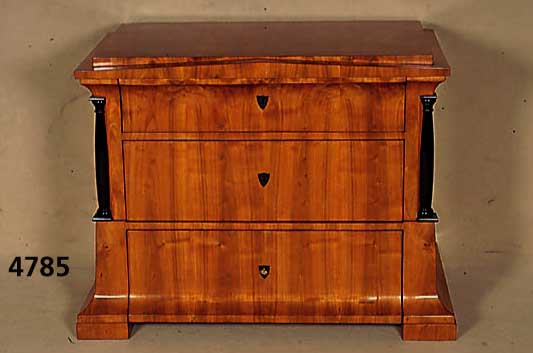 Kommode, Berlin/ostisch, Biedermeierstil, Korpus aus alten Teilen gebaut, Weichholz, Kirschbaumfurnier, schÖne durchgehende Maser- ung, ...