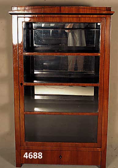 Biedermeierstilvitrine, mitteldeutsch, nach dem Vorbild von 1830, Korpus Weichholz, Kirschbaumfurnier, dies z.T. erneuert, all- seitig verglast, ...
