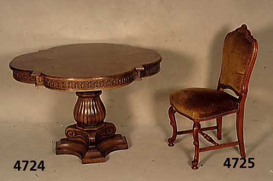 Ausziehtisch, deutsch, um 1910, Korpus Weichholz, Eichefurnier gespiegelt, schwerer SÄulenfuß, vielfach geschwungene Platte in Klavierform, 2 ...