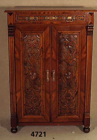 Vertiko, deutsch, um 1880, Korpus Weichholz, Nußbaumfurnier gespiegelt, geschnitzte FÜl- lungen und Schubladenfront, restauriert und neu ...