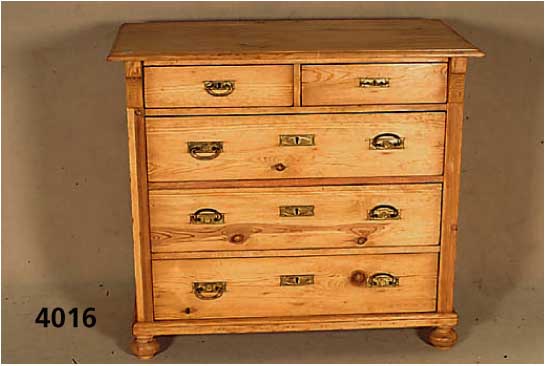 Kommode, deutsch, um 1900, Weichholz, ge- laugt und gewachst, 3 große und 2 kleine Schubladen, original SchlÖsser und BeschlÄge, FÜße ...