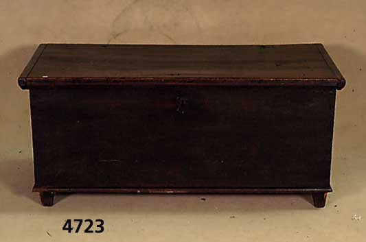 Flachdeckeltruhe, deutsch, um 1810/20, Eiche massiv, schlichte Form, Dokumentenfach teils original, Schloß original, SchlÜssel fehlt, ca. ...