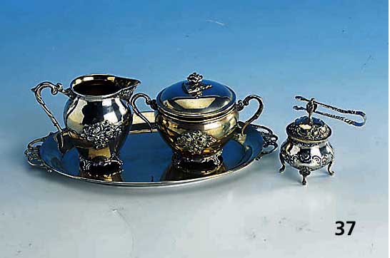 Zuckerdose, Sahnegießer und SÜßstoffdose mit Zange auf Tablett, 800/835er Silber, stil. floraler Dekor, nicht zus. geh., aber passend, total ...
