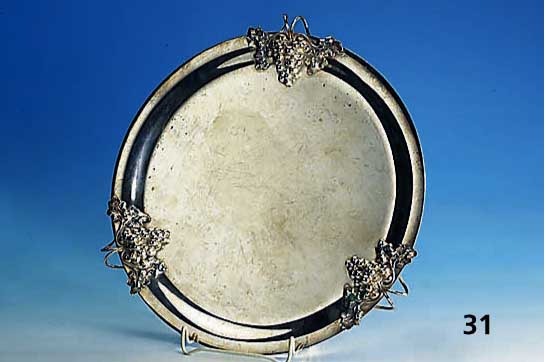 Tablett, Gew. ca. 1325 g, 925er Silber, mit Trauben und Laubdekor, D. ca. 33.5 cm, Gebr.-sp.