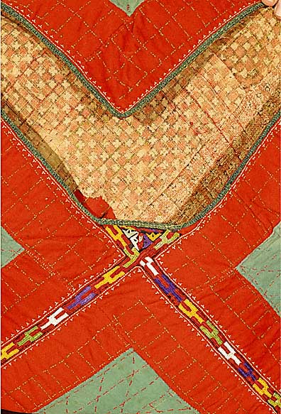 Yomuth-Boktsche, Usbekistan, ca. 50 Jahre, Baumwollemit Seidenstickerei, ca. 38 x 37 cm, SchÄtzwert: 450.- EURO, EHZ: 4