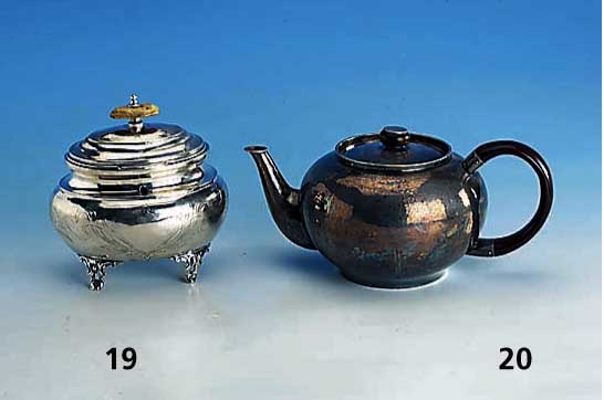 Zuckerdose, Wien nach 1867, 800er Silber, Barockform umlaufend graviert, Kartuschen frei, leicht verbeult, Schloß fehlt, Deckel mit Scharnier, ...