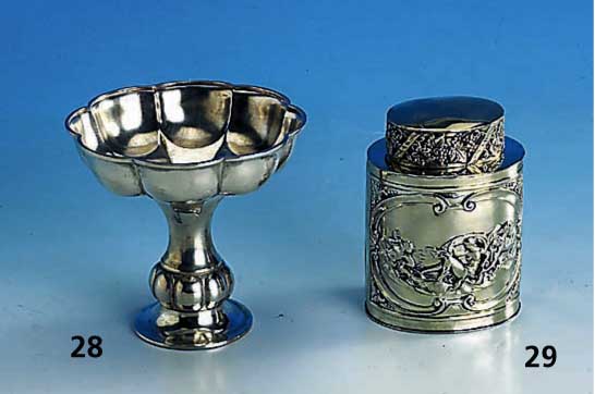 Teedose, um 1900, deutsch, 925er Silber, Reste alter Punzierung, in Kartuschen Szenen mit Putti, Deckel mit Weinlaub- und Weintraubendekor, H ca. ...