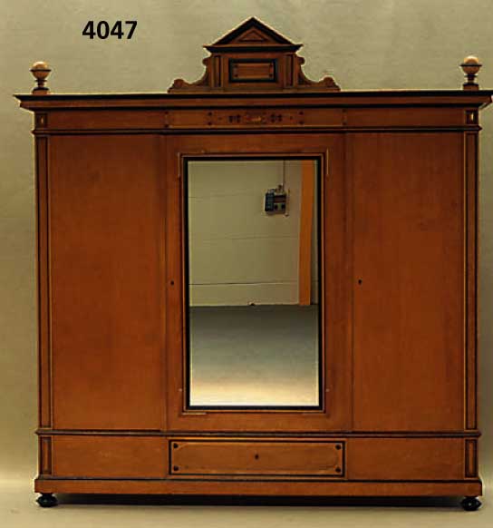 Kleiderschrank, deutsch, um 1880/90, GrÜnderzeit, Korpus Eiche und Weichholz, Berg- ahornfurnier von bester QualitÄt, z.T. ge- spiegelt, komplett ...